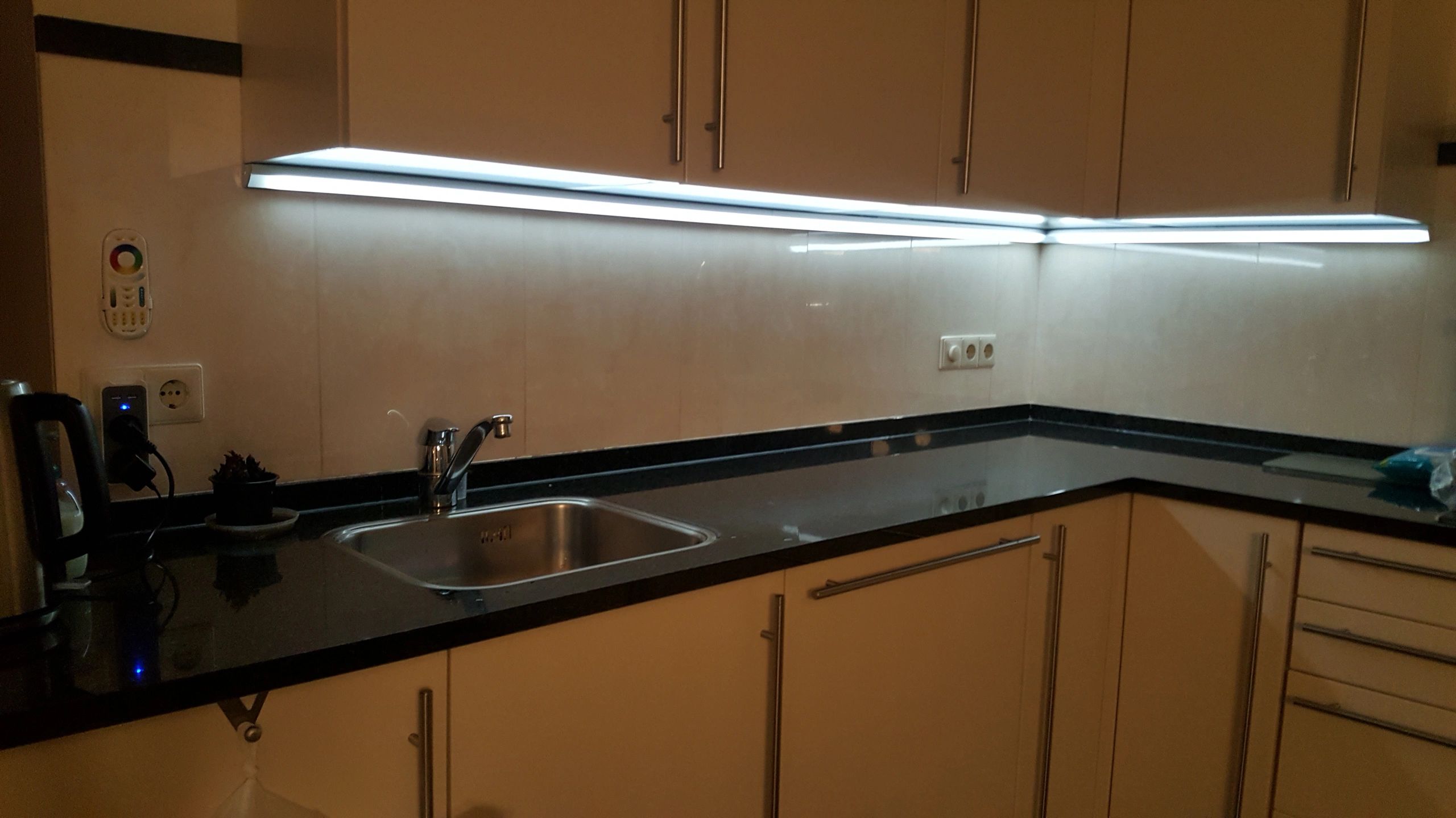 RGBWW premium led strip per meter inclusief controller en voeding 1-10 meter